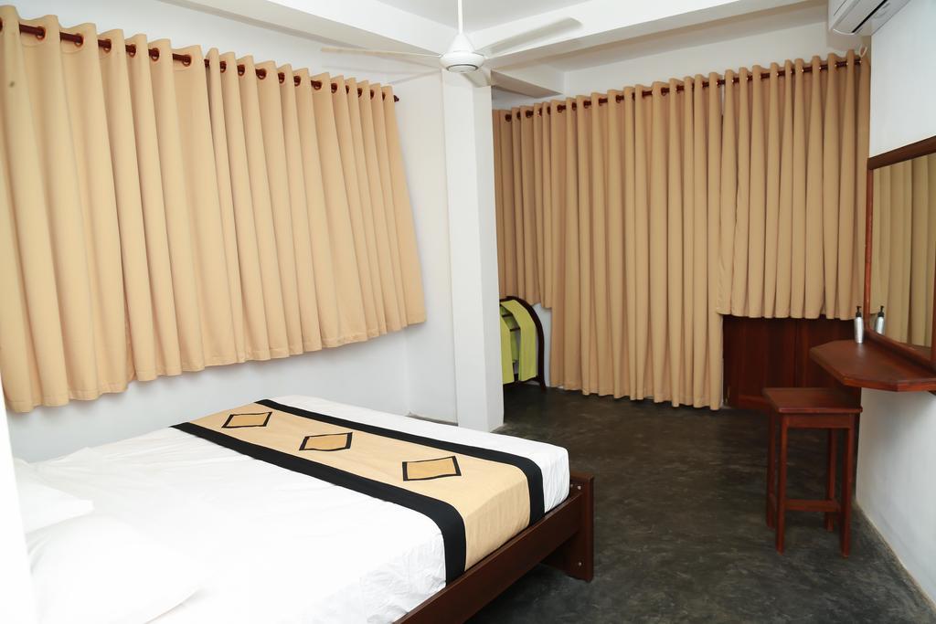 Four Season Guest House Тангалла Экстерьер фото