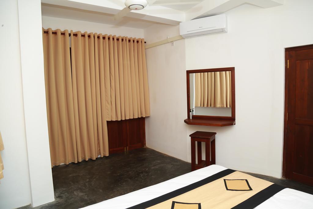 Four Season Guest House Тангалла Экстерьер фото